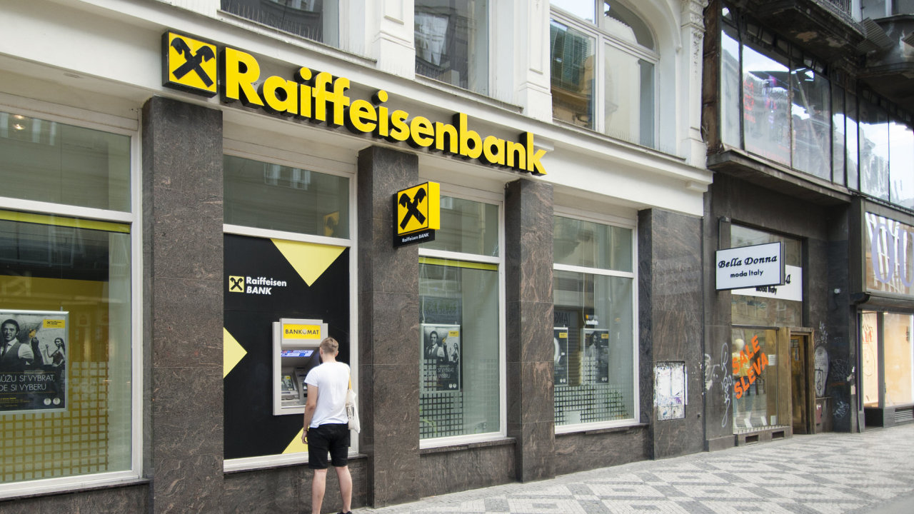 Podle navrhovan vlastnick struktury zsk Raiffeisen Bank International 70 procent Akcenty a zbvajcch 30 procent zsk jej esk dcein Raiffeisenbank.