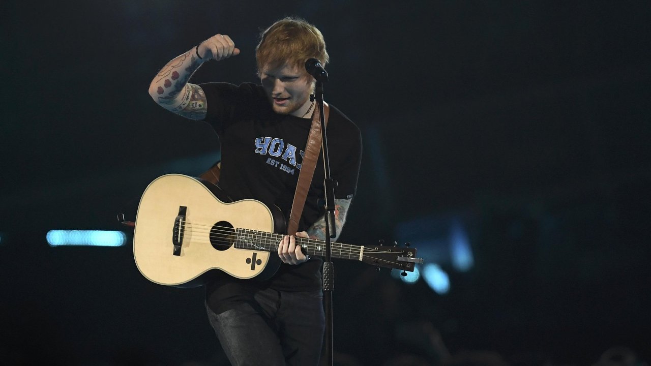 Britský zpìvák Ed Sheeran koncem února vystoupil na pøedávání Brit Awards v londýnské O2 arenì.