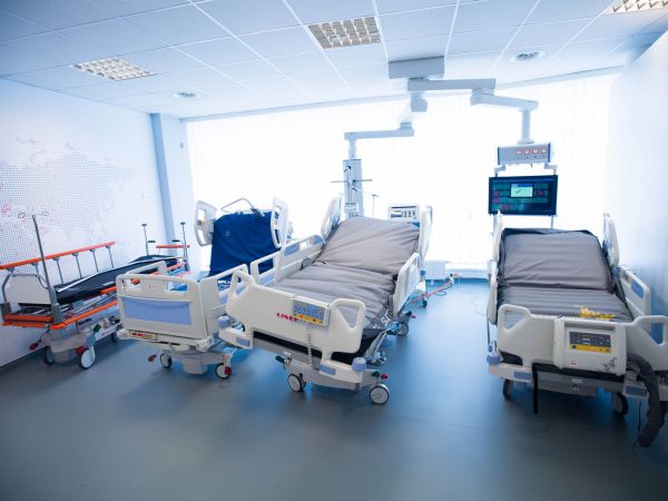 Z&aacute;kazn&iacute;ci plat&iacute; firm� Linet za jej&iacute; nemocni�n&iacute; l��ka v&yacute;razn� pozd�ji, ne� firma plat&iacute; sv&yacute;m dodavatel�m. Proto spole�nost vyu�&iacute;v&aacute; provozn&iacute; &uacute;v�r ve v&yacute;&scaron;i 800 milion� korun, p�ev&aacute;�n� v eurech.