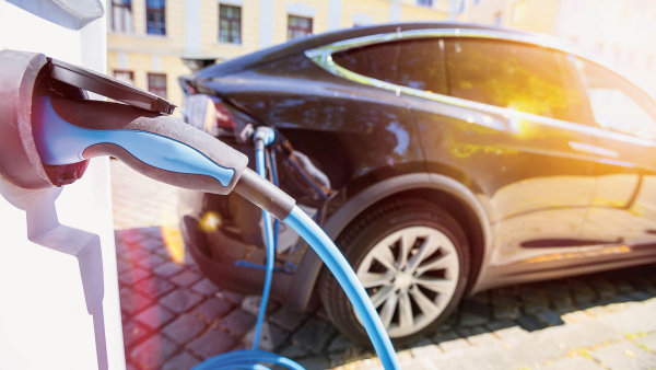 Do značné míry se ale jedná o jiný typ stroje, proto se postupně, ale výrazně změní desítky let rozvíjené dodavatelské řetězce v automotive. Automobilky nechtějí platit vysoké pokuty za nadměrné emise, zavádějí proto výrobu elektromobilů.