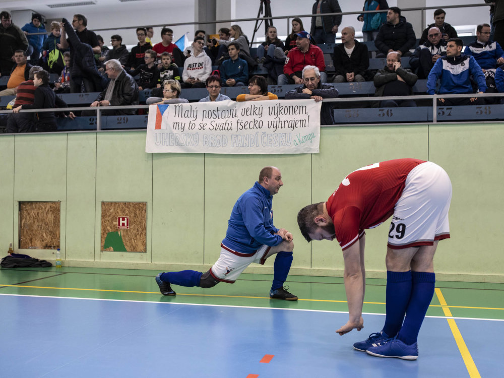 Češi se rozcvičují v Říčanech před prvním zápasem.