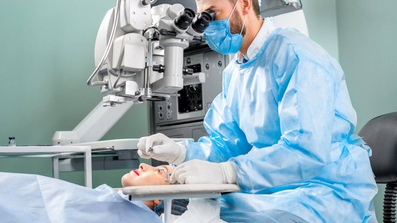 Operace oka pomoc chirurgickho mikroskopu