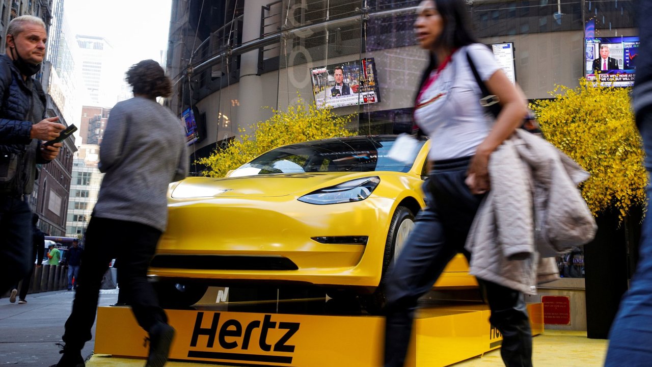 Společnost Hertz se šestnáct měsíců po vyhlášení bankrotu vrací na americkou burzu.