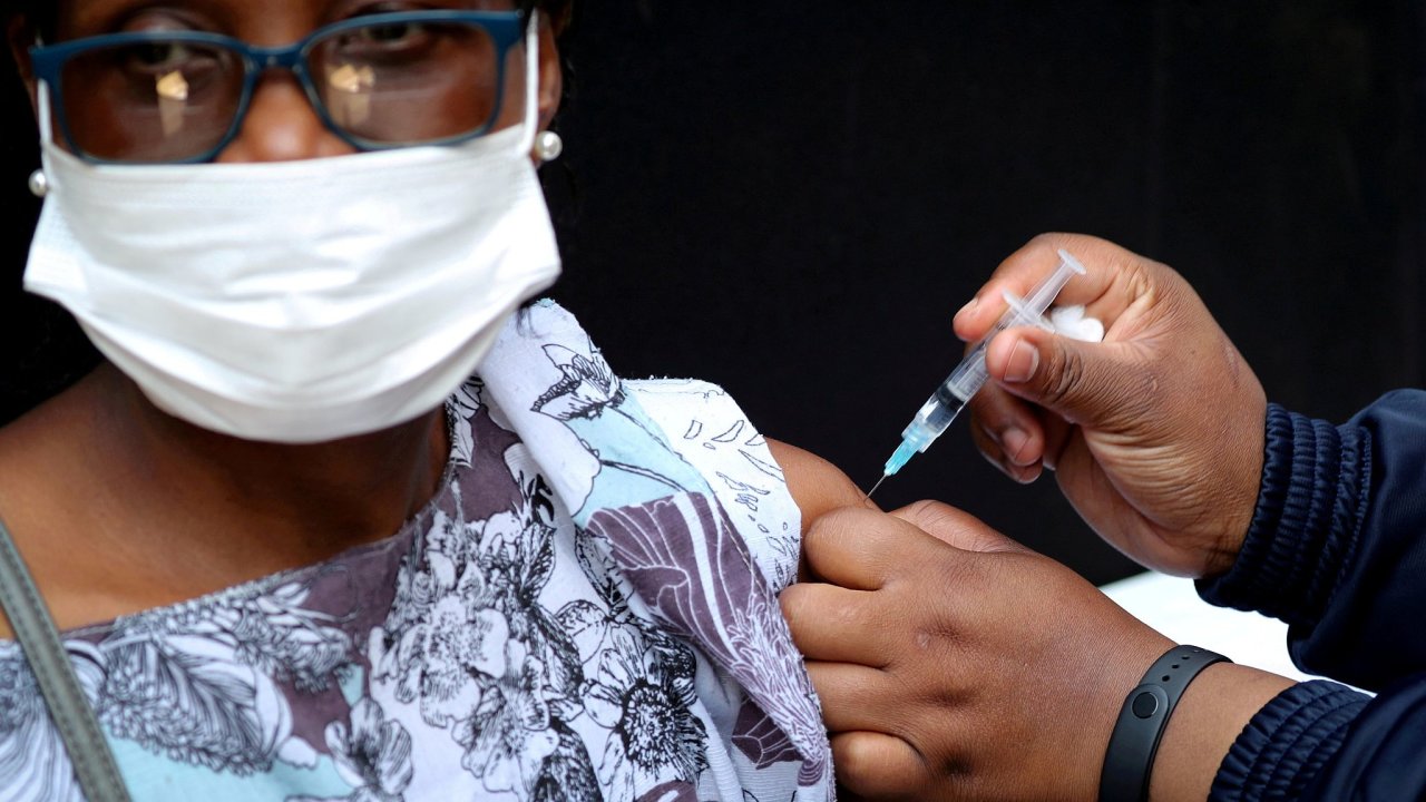 Jihoafričanka na snímku dostala vakcínu Johnson and Johnson. Je ale možné, že brzy nebude očkování na novou variantu stačit.
