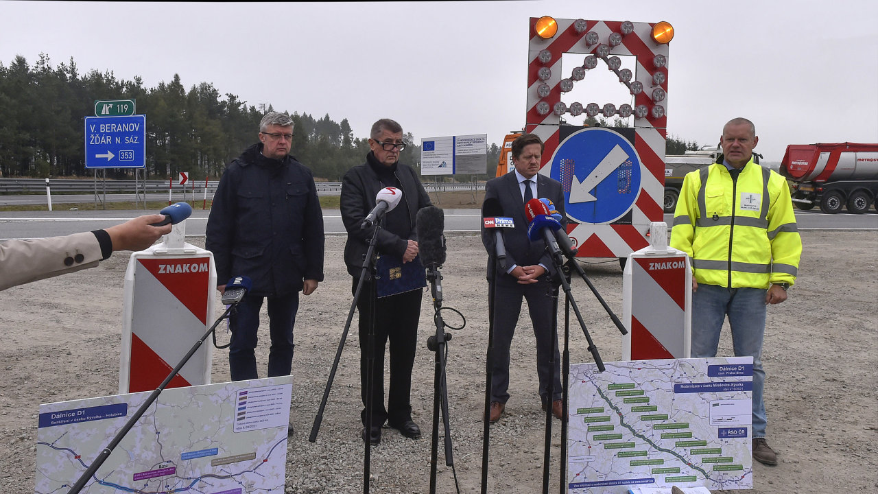 Na posledním dokonèeném modernizovaném úseku dálnice D1 mezi exity 119 Velký Beranov a 134 Mìøín se 2. øíjna 2021 za úèasti pøedsedy vlády Andreje Babiše (druhý zleva)