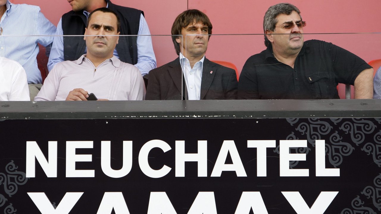 Veden Xamaxu Neuchatel zleva: prezident klubu Islam Satujev, f vcarsk ligy Thomas Grimm a majitel Xamaxu Bulat agajev
