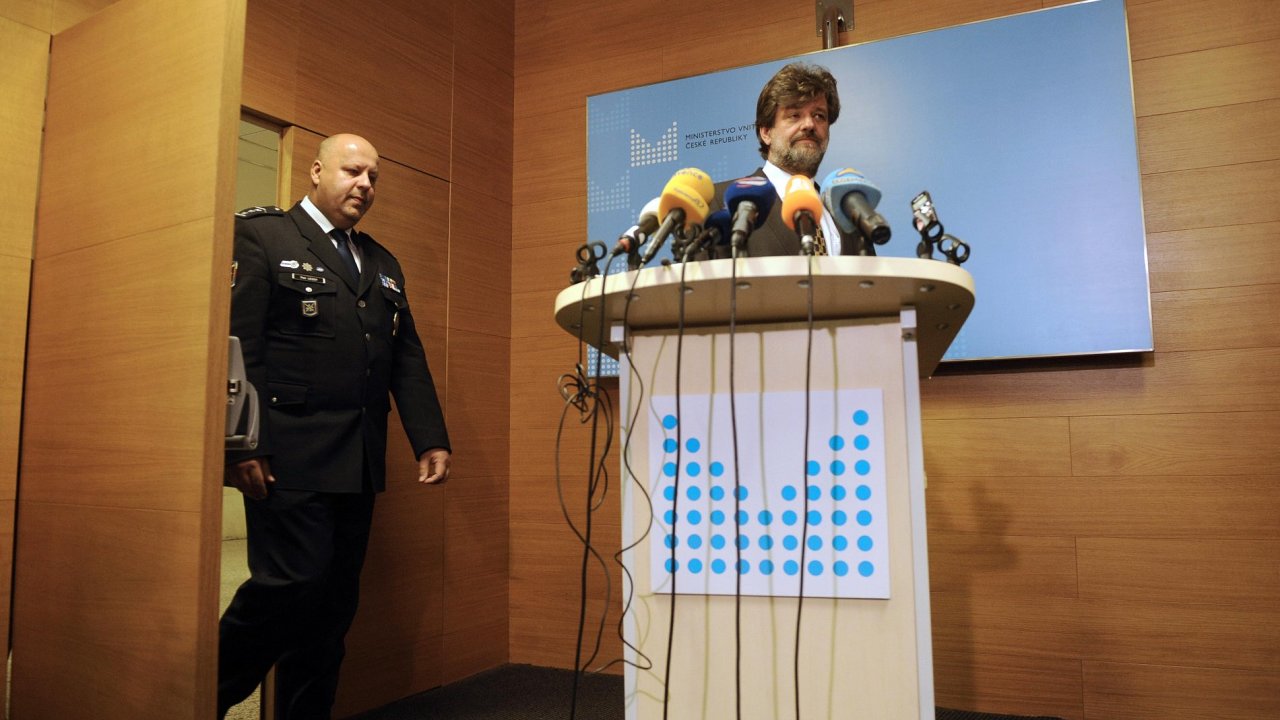 Policejní prezident Petr Lessy a ministr vnitra Jan Kubice