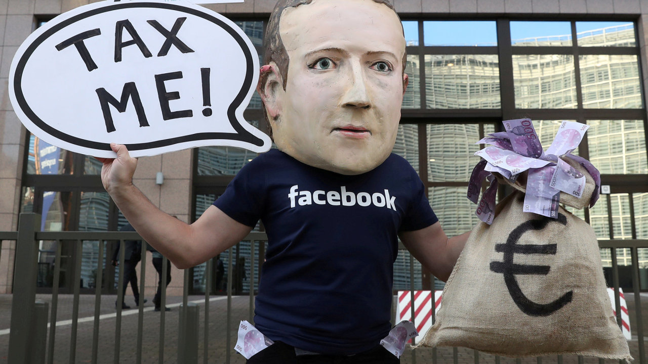 Demonstrant v masce šéfa Facebooku Marka Zuckerberga.
