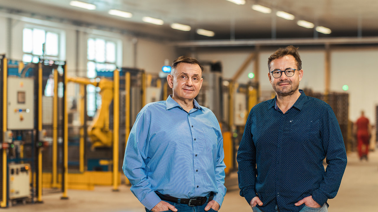 Výrobce betonových støešních krytin Betonpres založil v roce 1993 Miroslav Ponec (vpravo) se svým bratrem Eduardem.