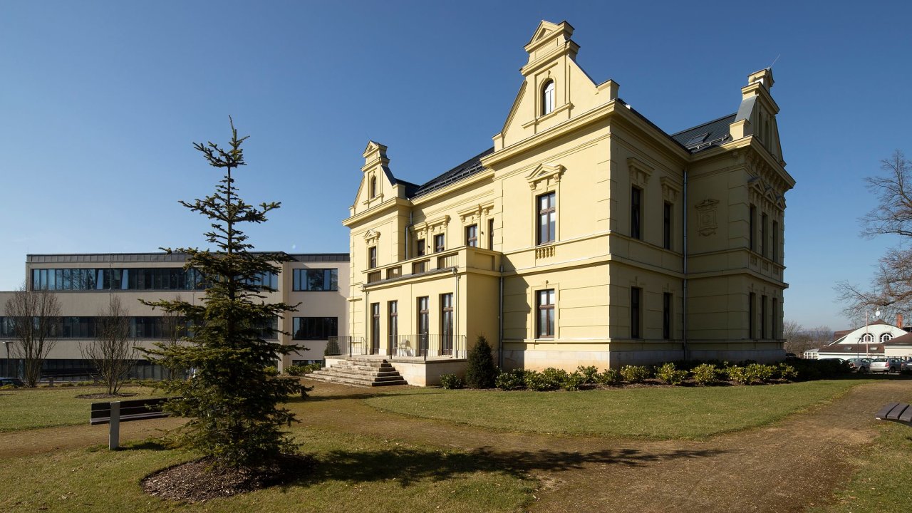 Opravená vila Gustava Deutsche je dnes souèástí moderního soukromého zdravotnického zaøízení.