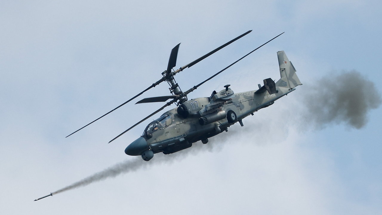 BRusk bojov vrtulnk Ka-52 Alligator v akci na Ukrajin.