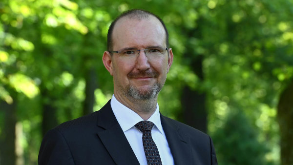 Pavlův kandidát na ústavního soudce v Senátu narazil, víc než o jeho práci senátoři mluvili o čínském cvičení