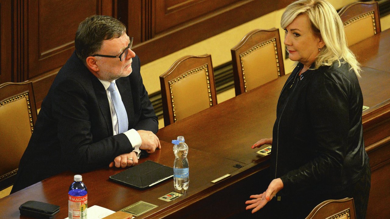 Ministr financ� Zbyn�k Stanjura a p�edsedkyn� poslaneck�ho klubu ANO Alena Schillerov� na mimo��dn� sch�zi Sn�movny