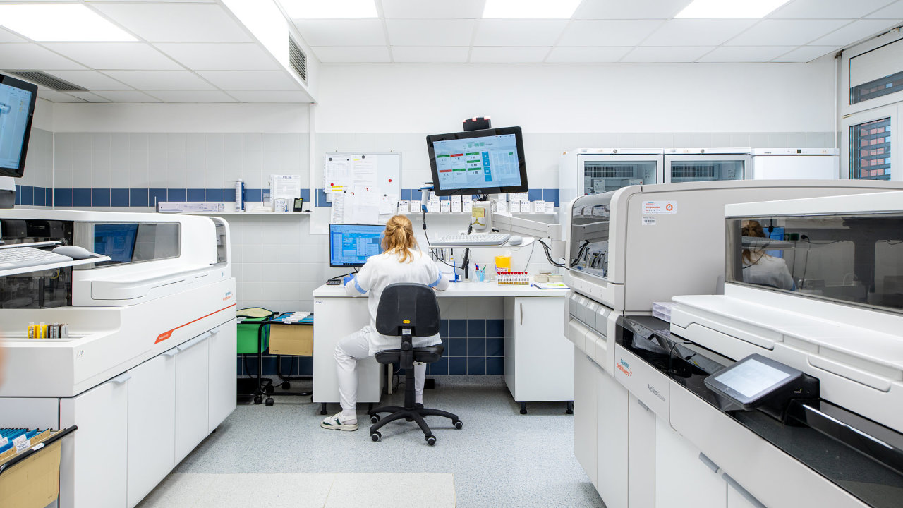 Komer�n� �l�nek