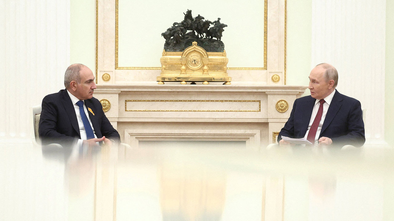 Rusk� prezident Vladimir Putin a arm�nsk� premi�r Nikol Pa�injan b�hem sch�zky v Kremlu