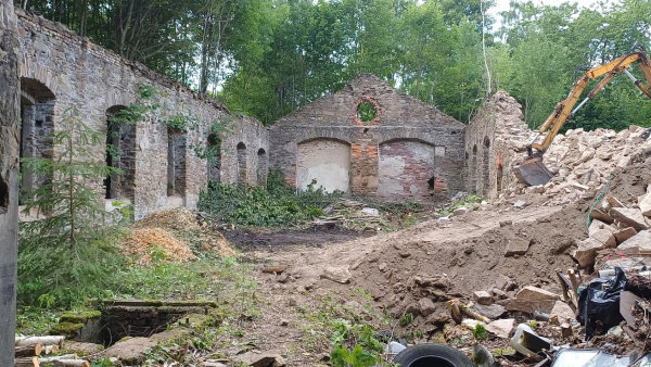I takovou podobu m�l p�evod pozemk� na Spr�vu �eleznic: bour�n� star� v�topny...