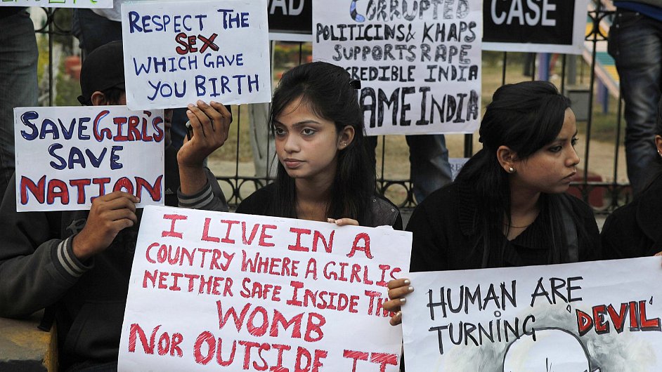 Vrada mlad Indky vyvolala po cel zemi srii protest. Demonstranti volali po psnjch trestech pro nsilnky.