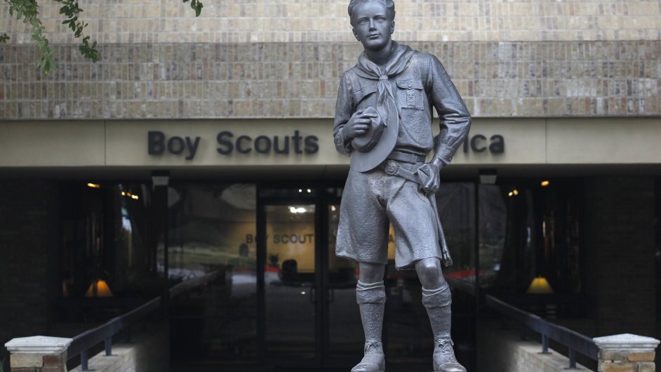 Socha skauta ped stedm oragnizace Boy Scouts of America v Irvingu, v Texasu