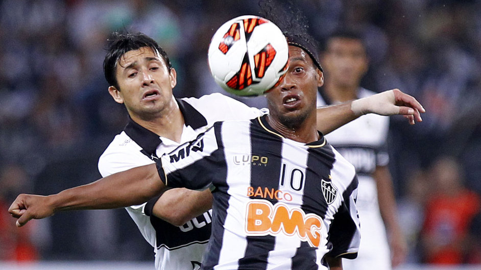 Ronaldinho (vpravo) ve finle Pohru osvoboditel
