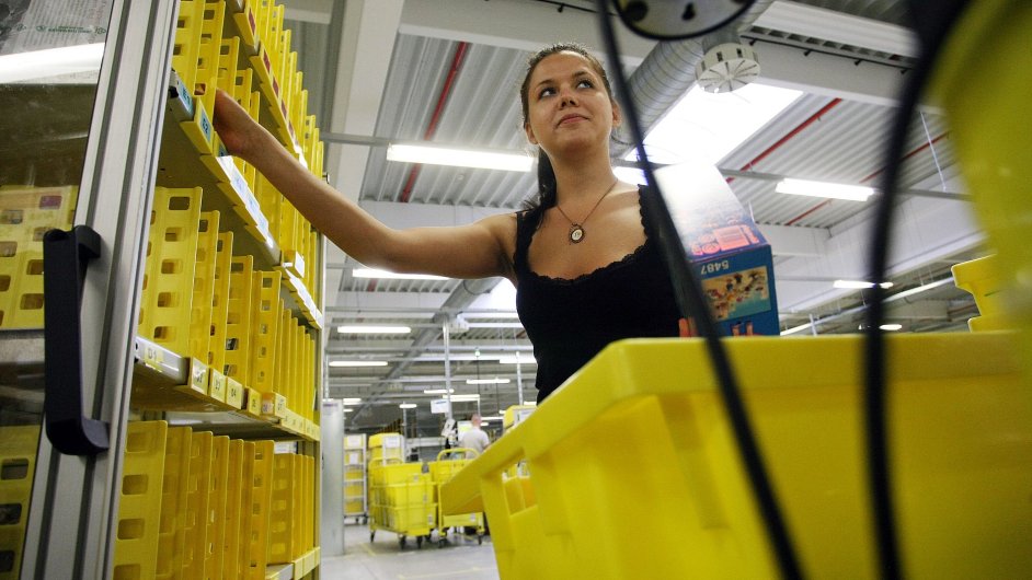 Amazon zaèal s náborem pracovníkù pro distribuèní centrum v Dobrovízi