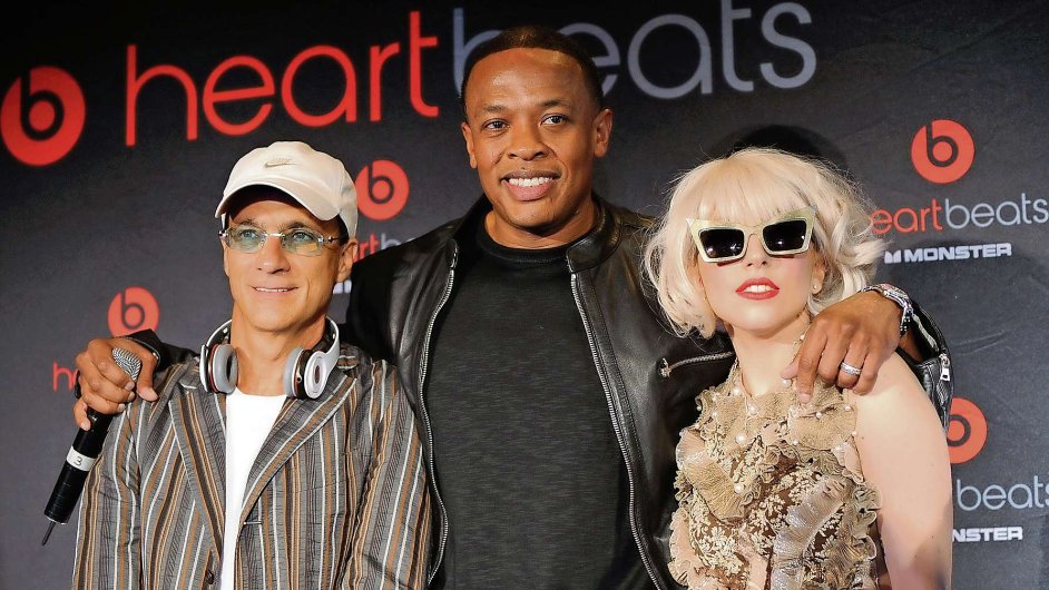 Firma Beats je spojena zejména s Jimmy Iovinem (vlevo) a raperem Dr. Dre (uprostøed).
