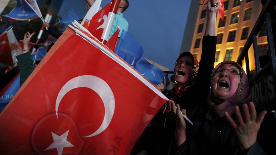 Turci slav vsledky voleb, kter oslabily prezidenta Erdogana, ale tak akcie a liru.