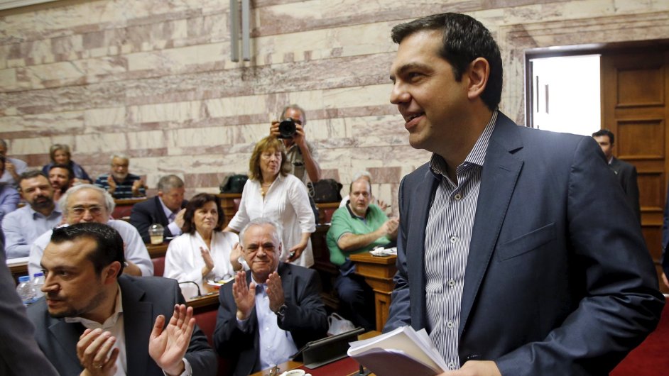 Premir Tsipras pesvduje poslance, aby hlasovali pro reformy.