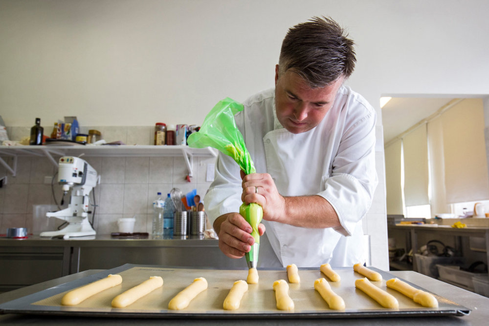 Éclairs Těsto nastříkáme pomocí cukrářského sáčku na plech na silikonovou podložku.
