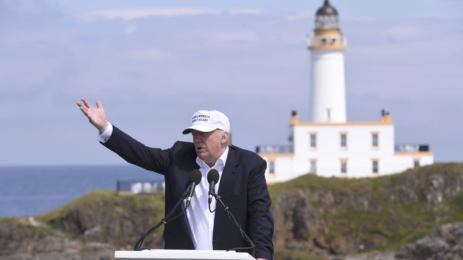 Trump komentuje výsledek referenda ze svého golfového høištì ve Skotsku