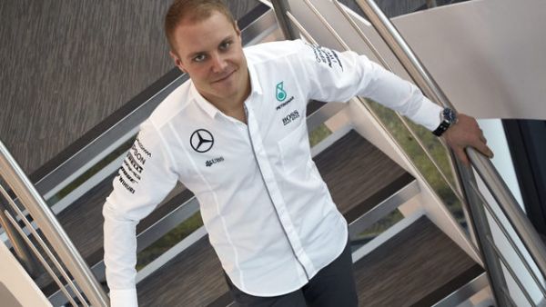 Hamilton se mus&iacute; m&iacute;t na pozoru. Bottas sv&eacute; t&yacute;mov&eacute; kolegy pravideln� por&aacute;�&iacute;