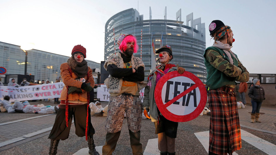 Proti smlouv� CETA p�ed �trasbursk�m s�dlem parlamentu i�uvnit� protestovalo...