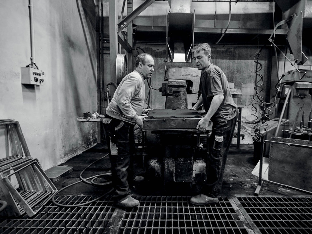 Slitina z recyklovaných aluminiových kávových kapslí, křemíku, mědi a dalších kovů se lije do formy z písku, kterou pracovníci Al-Solidu připravují ručně.