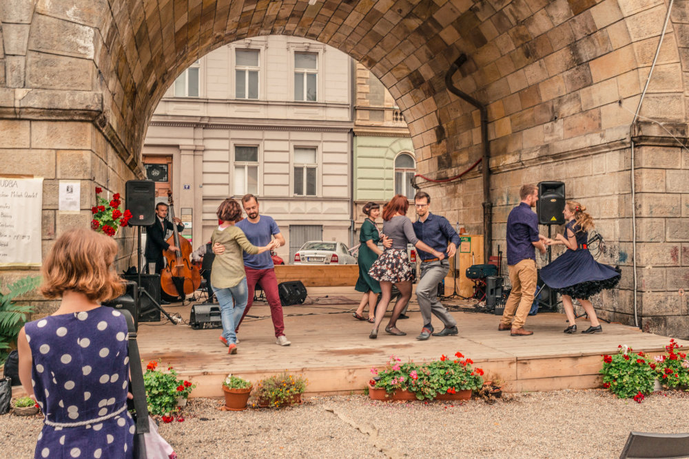 Léto pod viaduktem, Praha–Karlín / CCEA MOBA (2016)