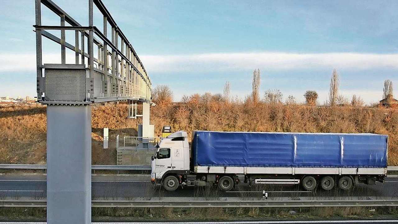 V Èesku platí mýto nákladní auta na dálnicích a rychlostních silnicích, od pøíštího roku i na silnicích první tøídy.