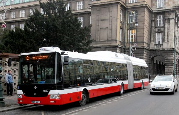 M�stsk&yacute; autobus SOR NBH 18 s hybridn&iacute;m pohonem, Praha