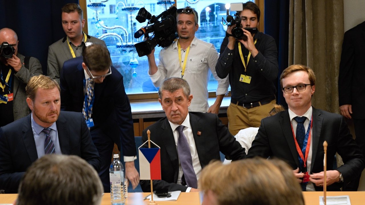 esk premir Andrej Babi (uprosted) ped koordinan schzkou V4 v rmci neformlnho summitu EU v Salcburku.