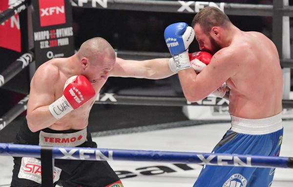 �esk&yacute; boxer Luk&aacute;&scaron; Kone�n&yacute; (vlevo) a Mat&uacute;&scaron; Babiak ze Slovenska na galave�eru profesion&aacute;ln&iacute;ho boxu a MMA.