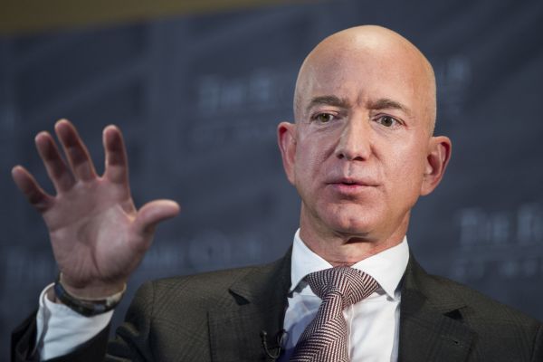 Zakladatel a gener&aacute;ln&iacute; �editel internetov&eacute;ho obchodu Amazon Jeff Bezos.