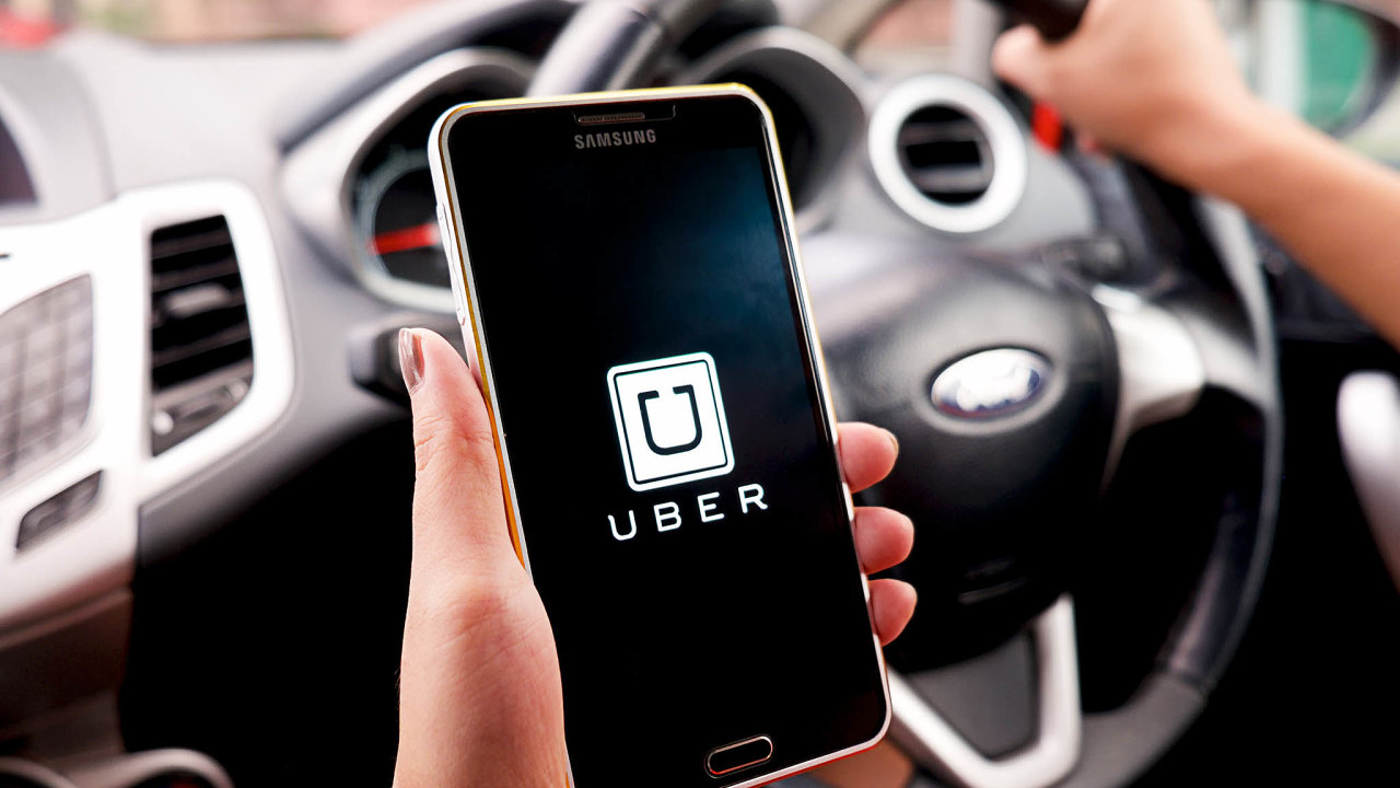 Uber své služby, jež si zákazník objednává pøes aplikaci, oznaèuje za spolujízdu v rámci sdílené ekonomiky.