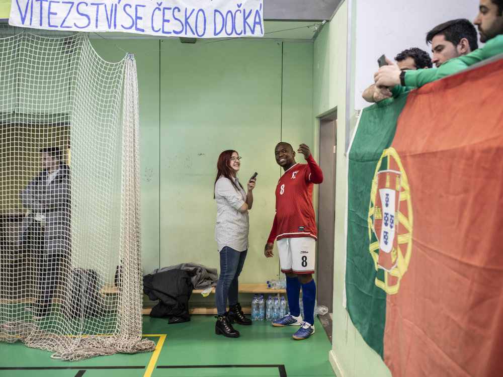 Za české mužstvo hrál také kněz Georges Mondo, který pochází z Konga, ale duchovní službu vykonává v Kolíně.