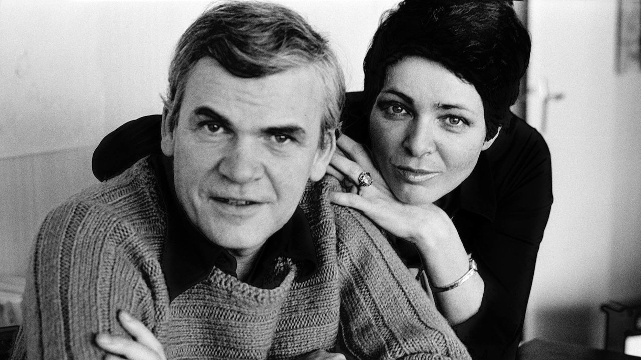 Milan Kundera s manželkou Vìrou odjeli z Èeskoslovenska roku 1975 a nejprve žili ve francouzském Rennes, kde Kundera uèil. Snímek pochází odtamtud z roku 1978.