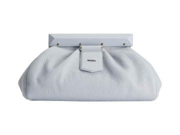 Kabelka z jelenice je ódou na římský butik MaxMara na Via Condotti. Můžete ji nosit jako psaníčko nebo přidat řetízek a přehodit přes rameno.