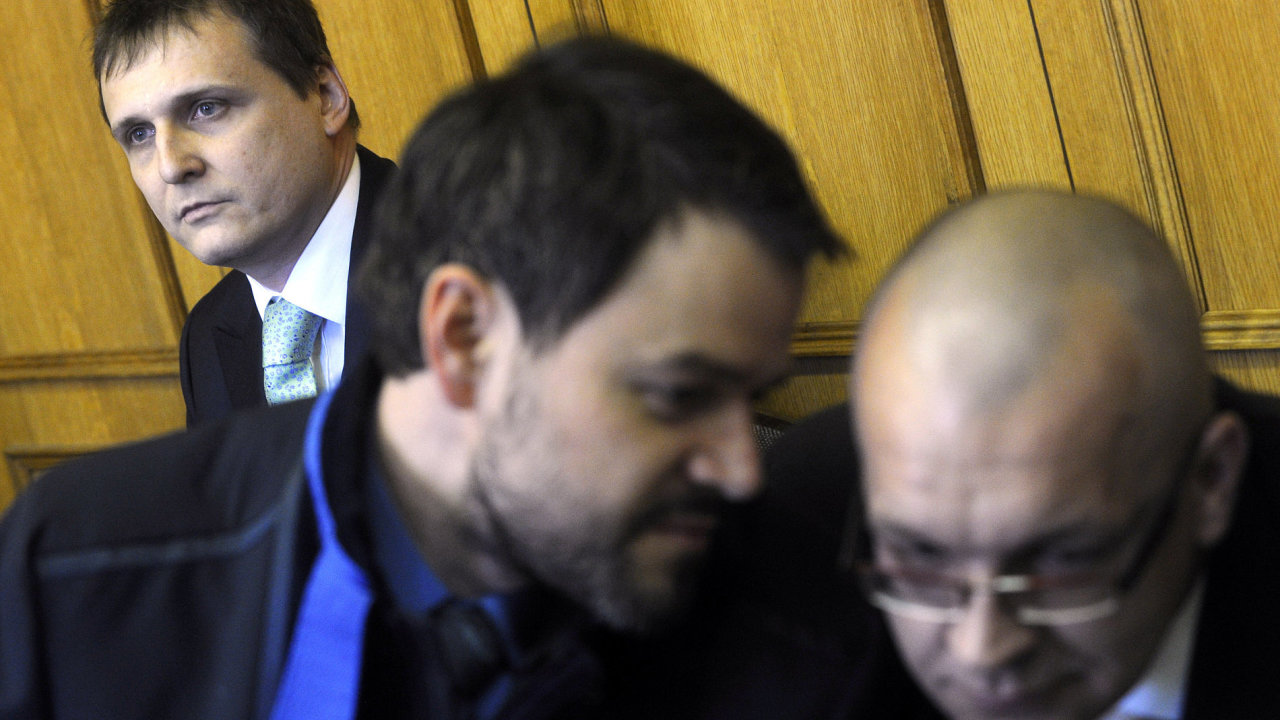 Vt Brta (vlevo) a Jaroslav krka se svm advoktem u soudu.