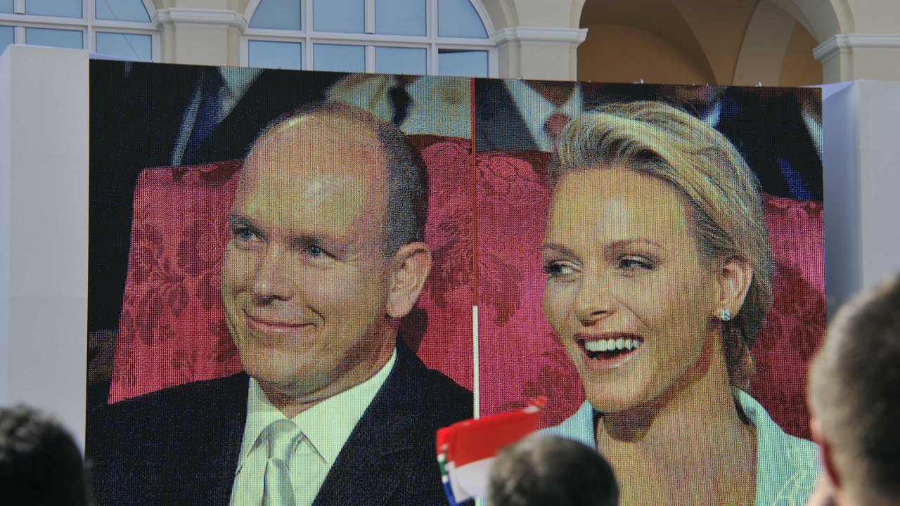 Novomanel kne Albert II. a Charlene Wittstockov na televizn obrazovce