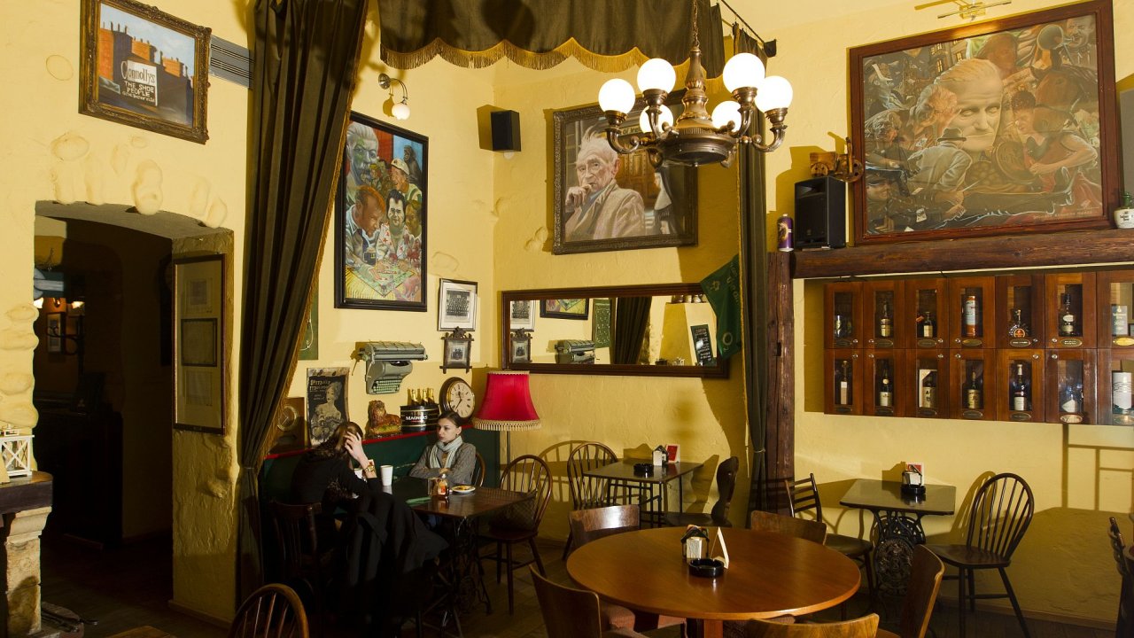 V irskm pubu James Joyce je bjen obsluha a skvl jdlo.