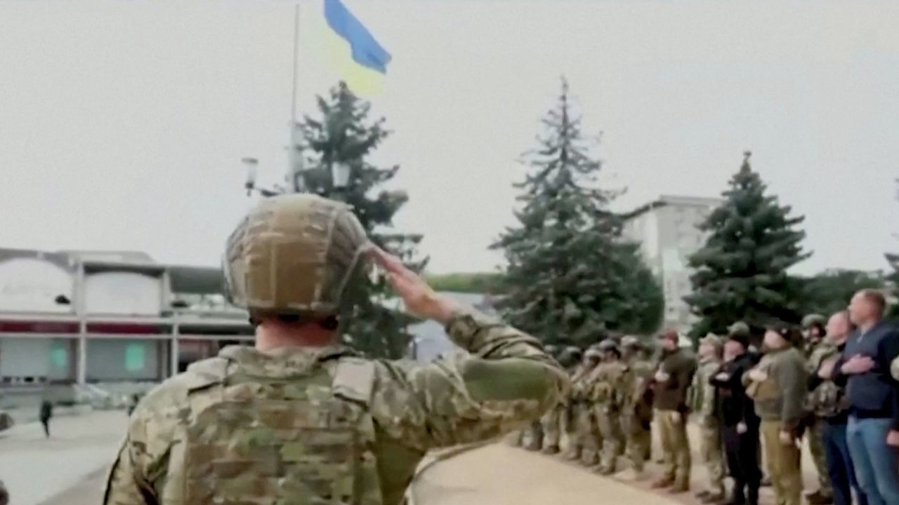 vztyèení ukrajinské vlajky v Balakliji