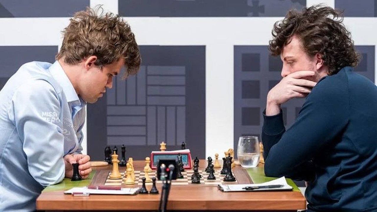 Navara o šachovém skandálu: Teorie o podvádìní s pomocí análních korálkù je bizarní