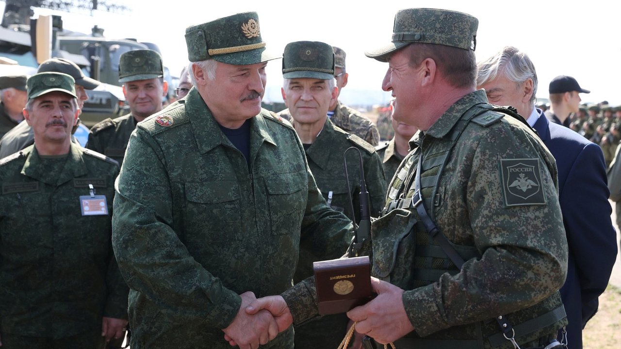 Bìloruský prezident Alexandr Lukašenko bìhem spoleèného cvièení ruských a bìloruských vojsk v roce 2021.