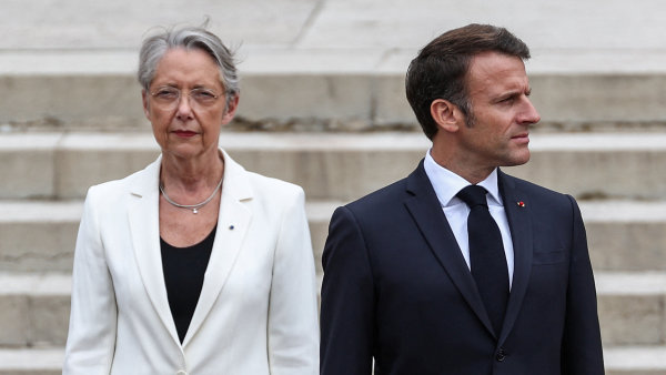 Macron před eurovolbami rekordně ztrácí, výměna na čele vlády to má zvrátit