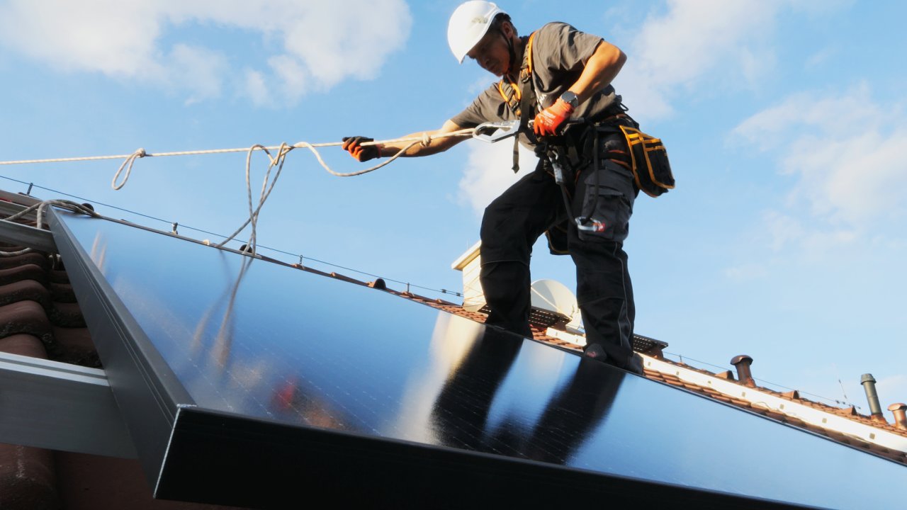 Mont fotovoltaickho panelu pracovnkem spolenosti Malina.